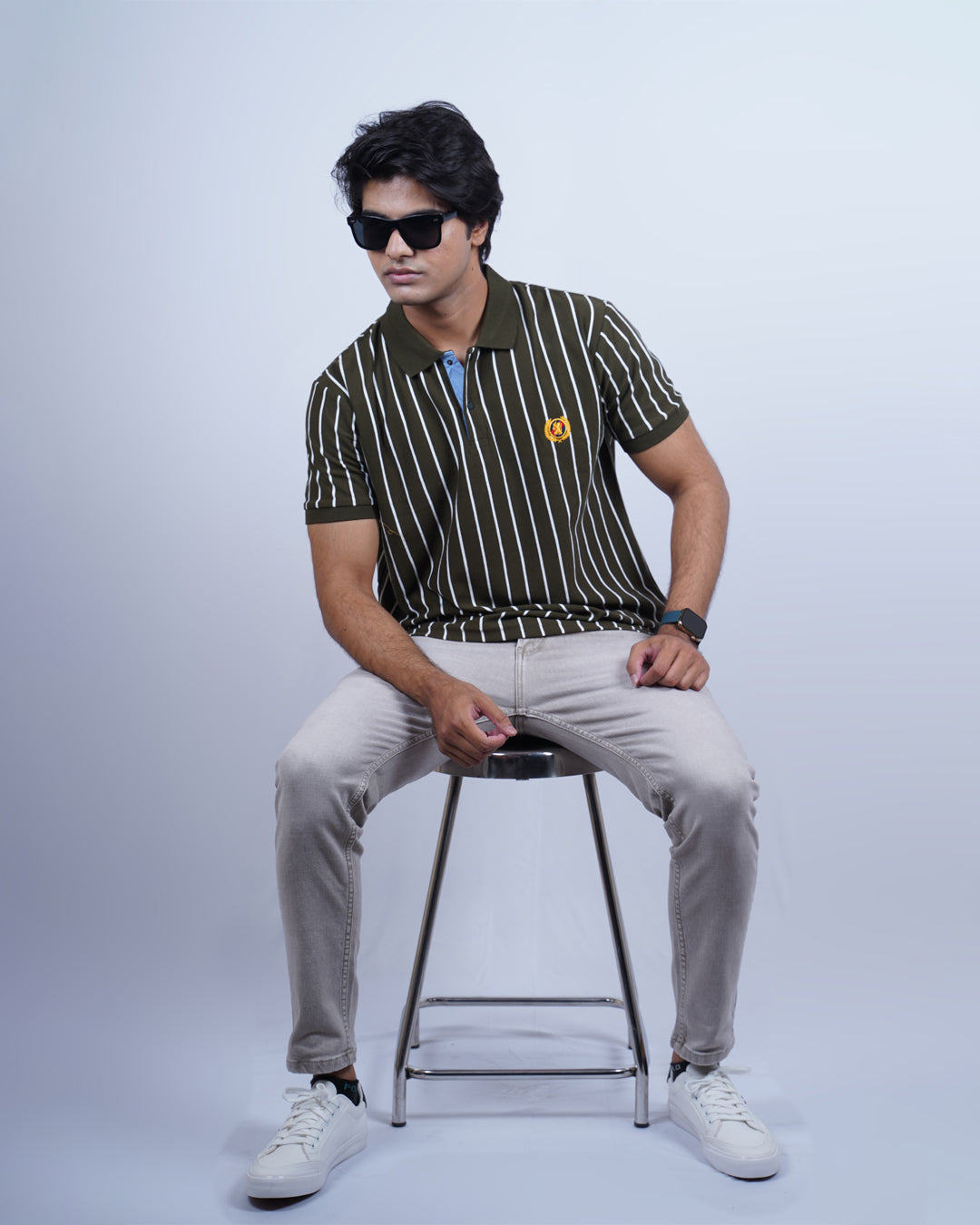 OLIVE COLOR LINING COLLAR T-SHIRT