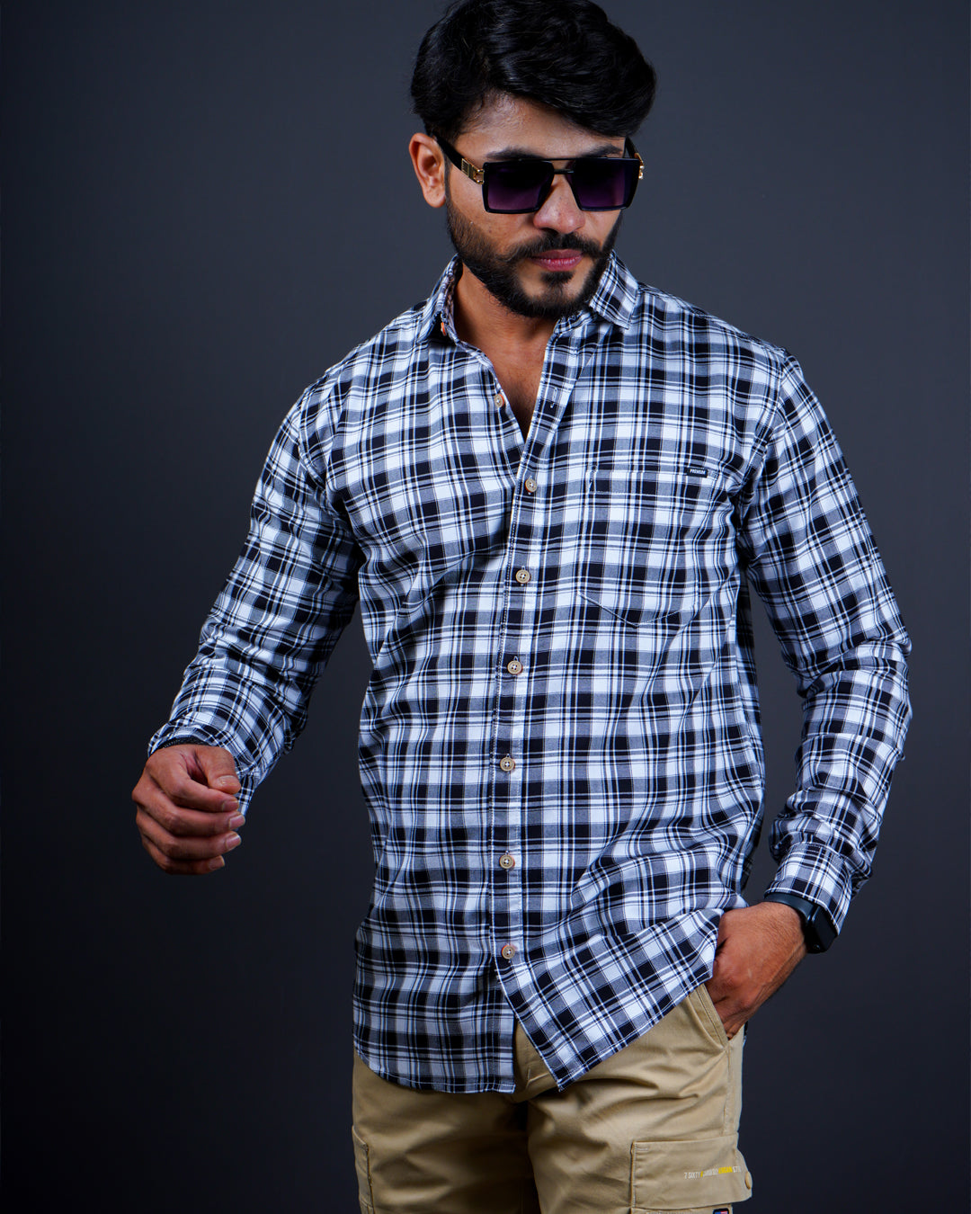 Black-white color color checks casual shirt shirt for casual wear.