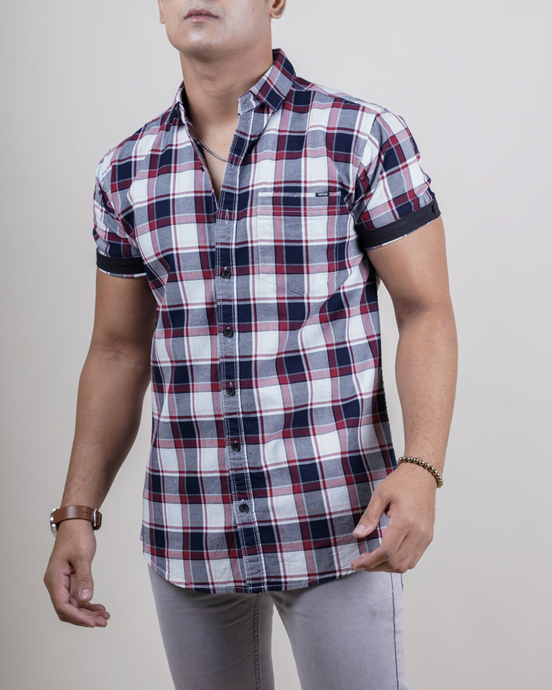 White-red color color half sleeve checks casual shirt shirt for casual wear.