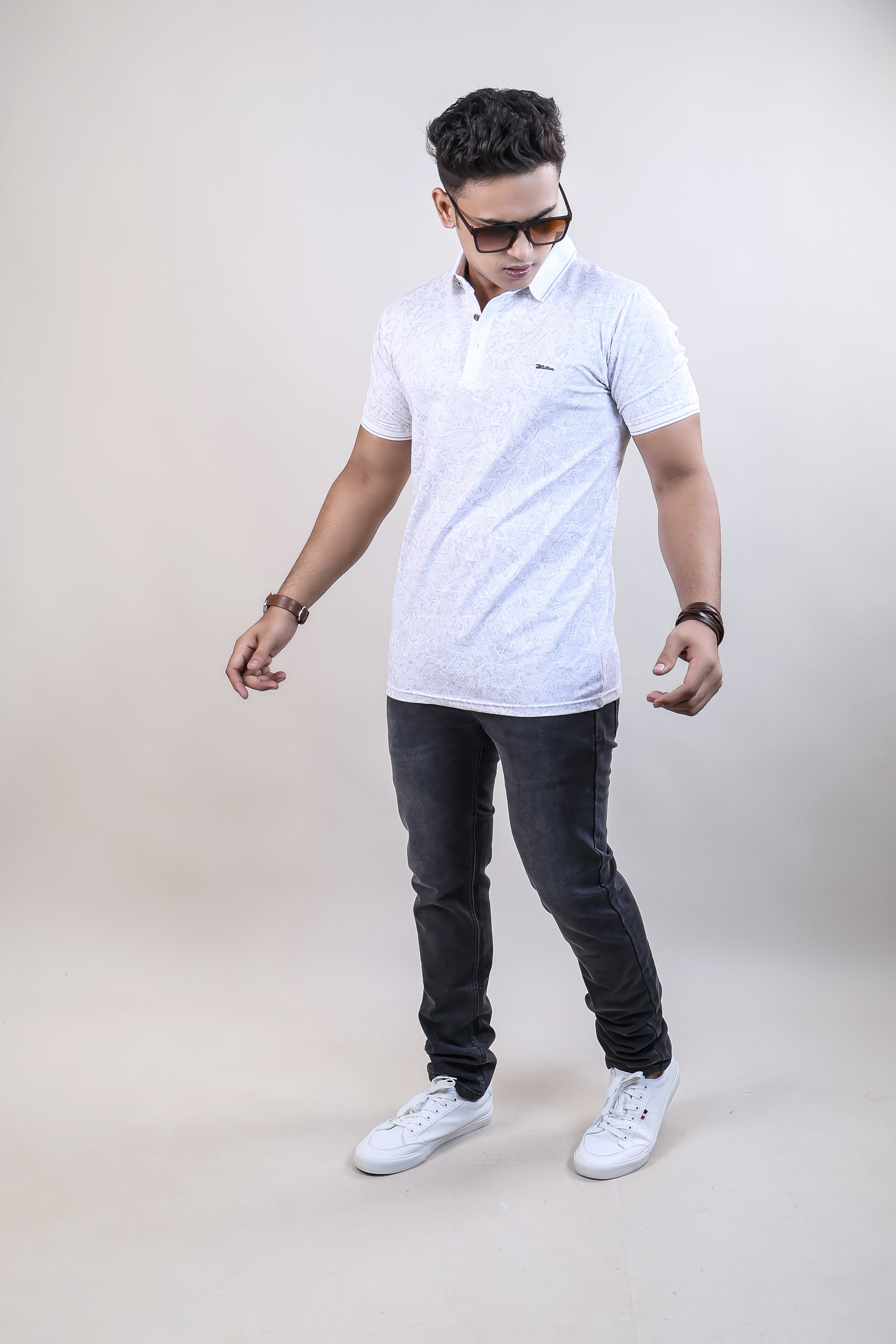 WHITE COLOR PRINTED COLLAR T-SHIRT