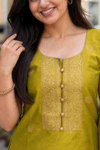 Women Green Banarasi Silk Sleeveless Paithani Suit - Stylish Portrait