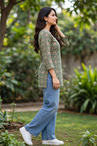 Women Green Geometric Mosaic Print With Backlace Short Kurti 3561