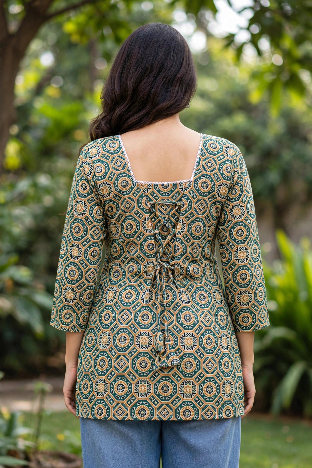 Women Green Geometric Mosaic Print With Backlace Short Kurti 3561